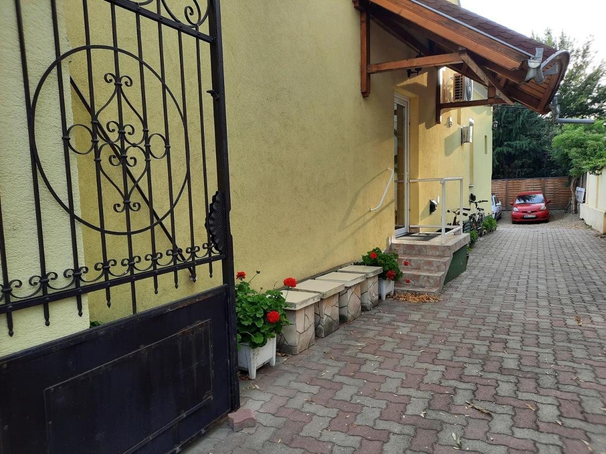 Gloria Apartman Дьюла Экстерьер фото